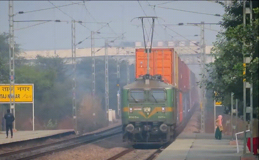 雙層集裝箱列車少見？別慌，三層的也來了