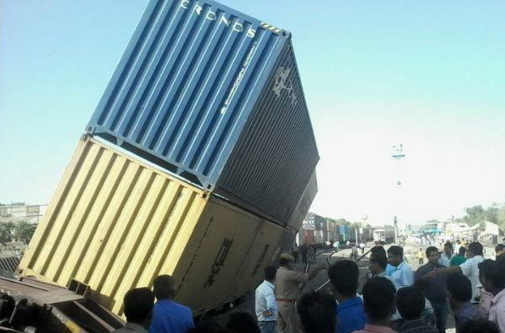 雙層集裝箱列車少見？別慌，三層的也來了