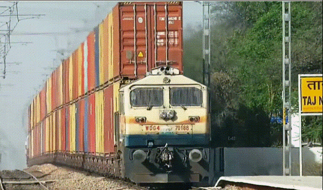 雙層集裝箱列車少見？別慌，三層的也來了