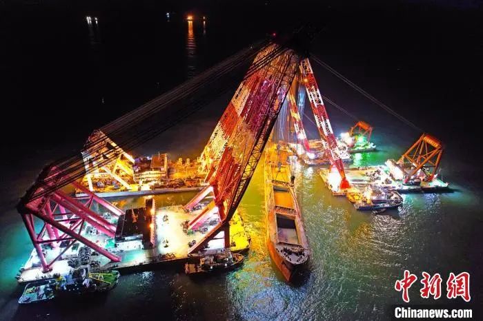 終于！沉在深海一年的萬(wàn)噸貨船被打撈出水！