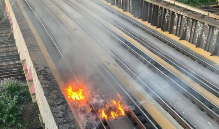 突發(fā)！英國：非必要不出行！