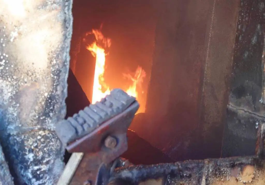 慘！一貨輪擱淺8個月拖上岸 又遇火燒船