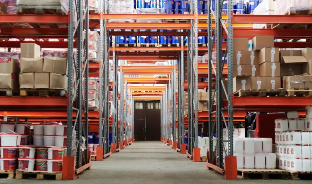 消費需求放緩，商品庫存積壓，美國最大倉庫區(qū)爆滿！
