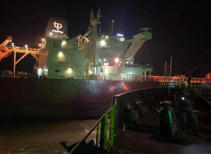 蘇伊士運河又堵了，這次是艘油輪！