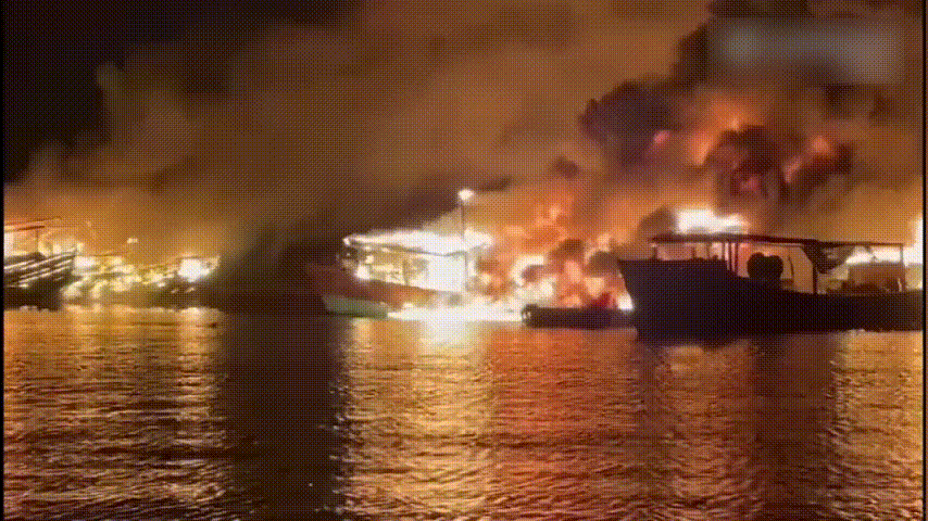 僅一夜，8艘船只被燒毀！現(xiàn)場火勢猛烈濃煙滾滾！