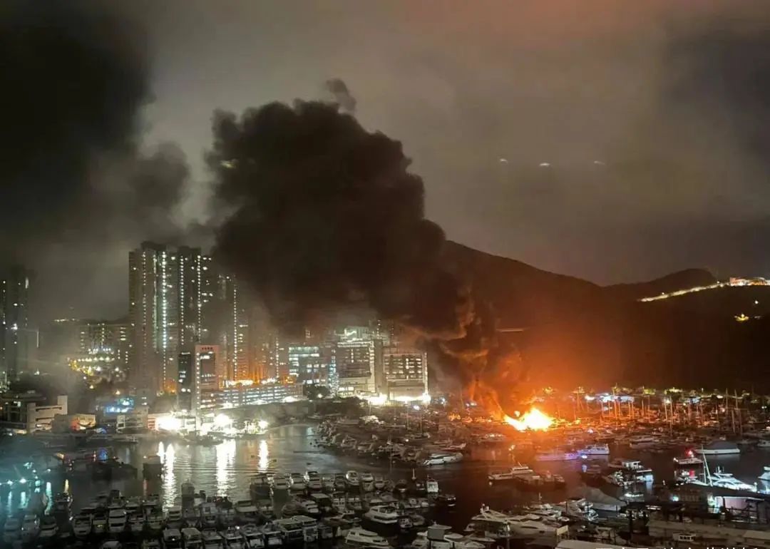 僅一夜，8艘船只被燒毀！現(xiàn)場火勢猛烈濃煙滾滾！