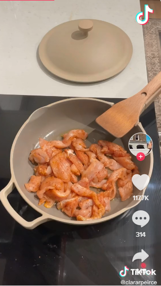 TikTok上的打工人內(nèi)卷實錄，或成爆款助推器？！