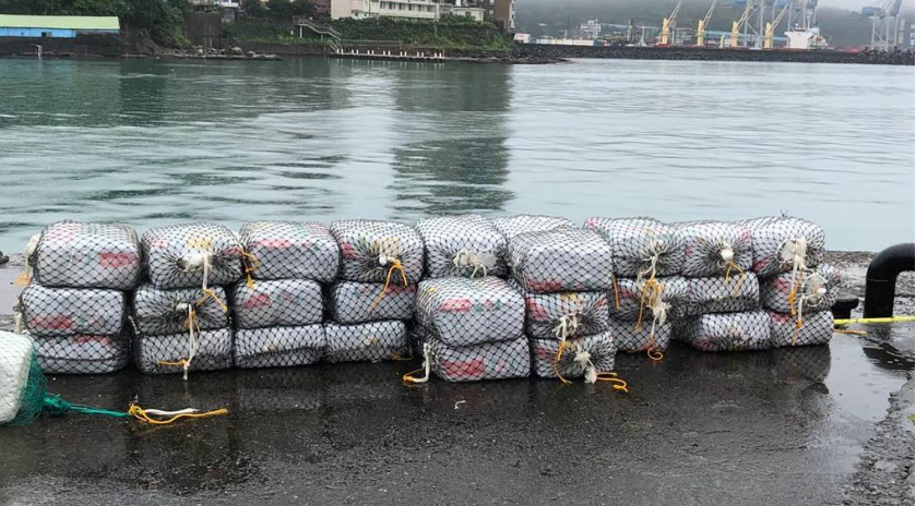 船長(zhǎng)、船東遭逮捕！為躲檢查 將2.9億元毒品扔下海...