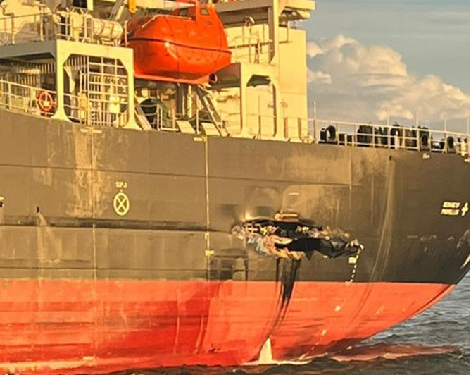 撞得不輕！一貨船凌晨撞向錨泊新油輪...