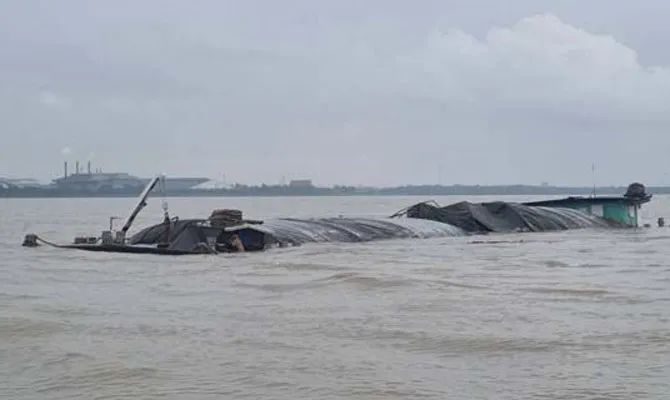 一集裝箱船與一駁船相撞，駁船沉沒……