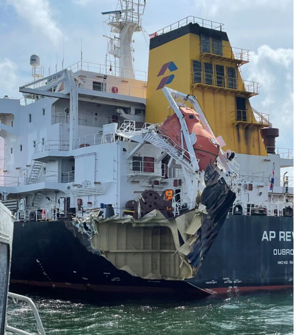 35天！被撞出巨大裂口的散貨船修好了！