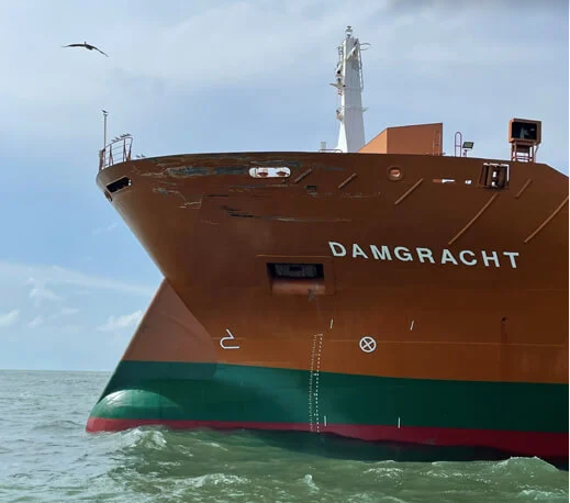 35天！被撞出巨大裂口的散貨船修好了！