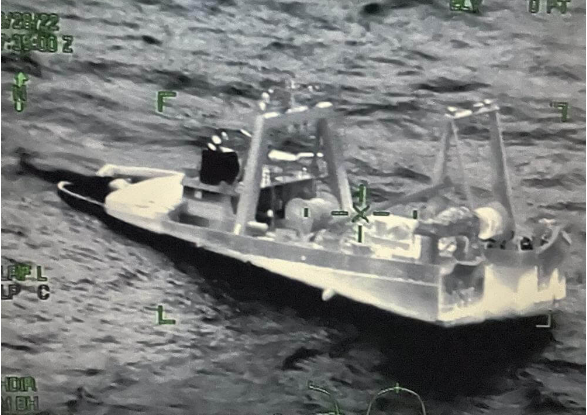 凌晨突發(fā)！一漁船撞上MSC集裝箱船！