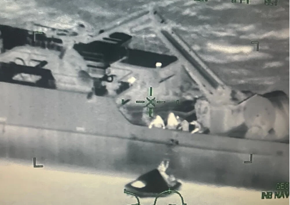 凌晨突發(fā)！一漁船撞上MSC集裝箱船！