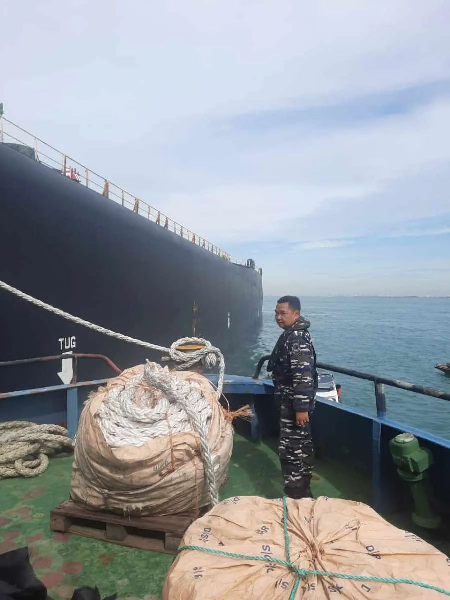 麻煩了！30萬噸級VLCC擱淺在天然氣管道上，已4天了！