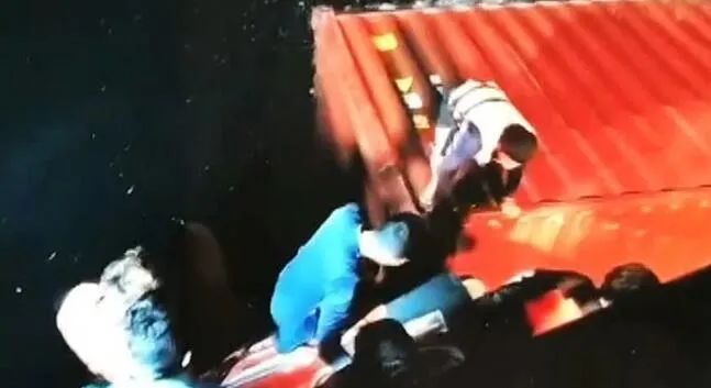 突發(fā)！一艘集裝箱船傾覆沉沒！42個集裝箱落水