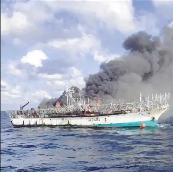 臺(tái)灣籍船海上起火 寧波船只連救48名船員！