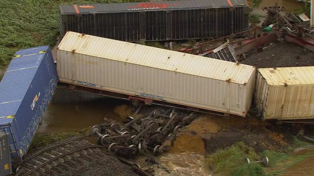 突發(fā)！該國發(fā)生貨運(yùn)列車脫軌事故，數(shù)十個(gè)集裝箱掉落