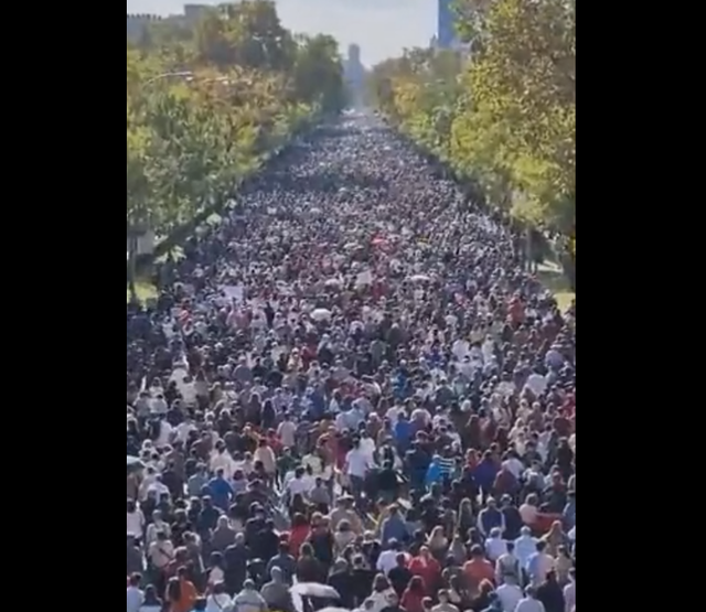 街上密密麻麻全是人！