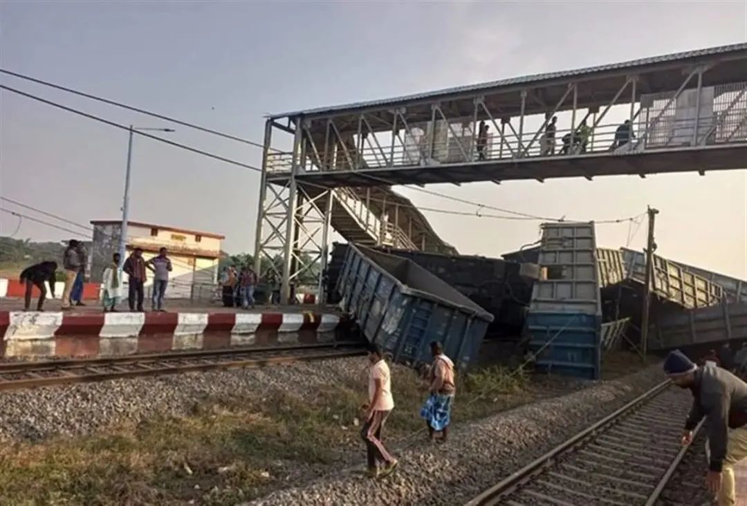 剛剛！一輛貨運列車脫軌撞向候車廳，已致3死7傷