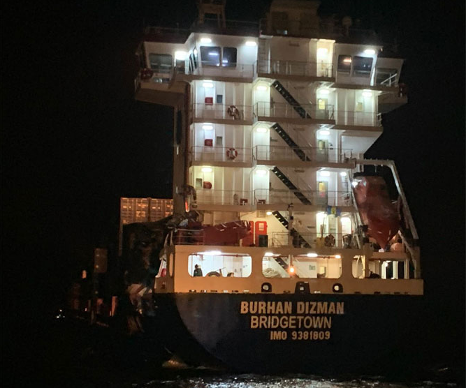 一貨船撞上錨泊船 兩船嚴(yán)重受損...