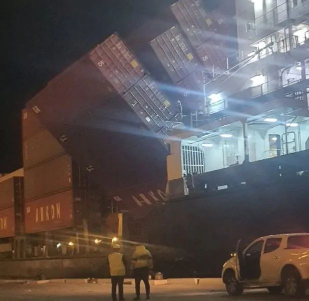 突發(fā)！一集裝箱船9個集裝箱落水，貨物遭當(dāng)?shù)厝撕鍝? data-filename=