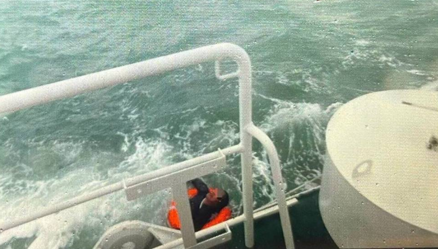 生死瞬間！一船員爬上漂浮集裝箱等待救援...