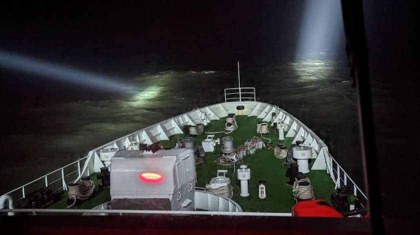 生死瞬間！一船員爬上漂浮集裝箱等待救援...