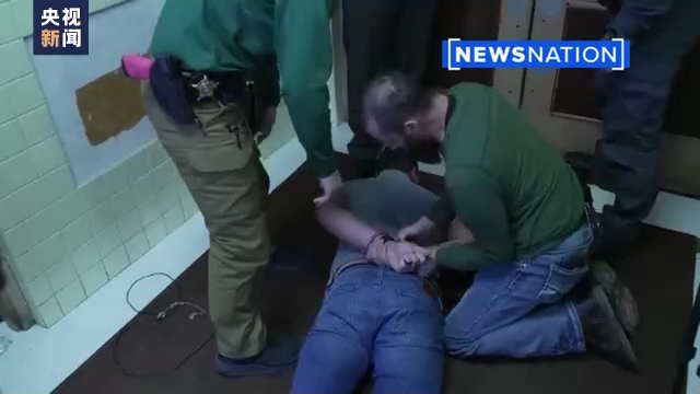 麻煩了！火車撞18輪貨車脫軌，大量劇毒化學(xué)品泄漏，動(dòng)物死亡、魚死亡、人不舒服...