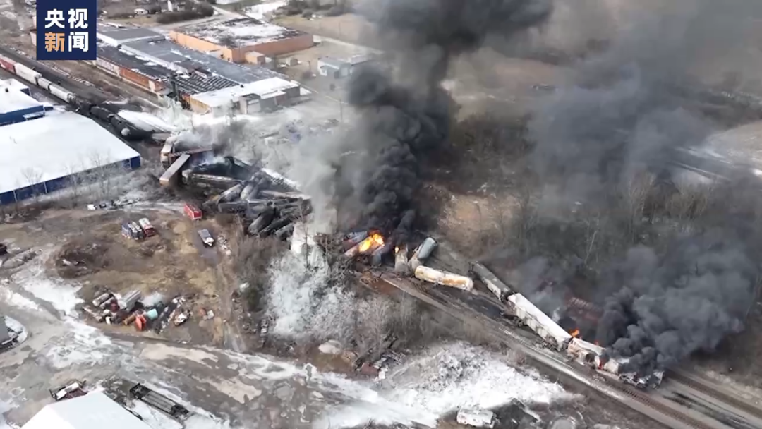 麻煩了！火車撞18輪貨車脫軌，大量劇毒化學(xué)品泄漏，動(dòng)物死亡、魚死亡、人不舒服...