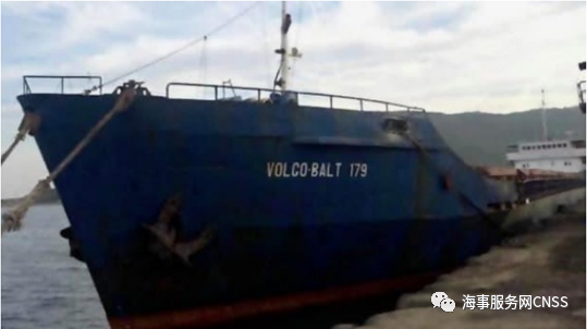 翻沉！老舊貨輪遇上4米大浪后，兩船員身亡...