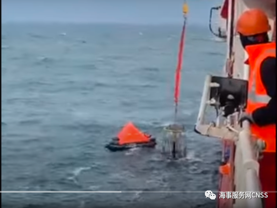 翻沉！老舊貨輪遇上4米大浪后，兩船員身亡...