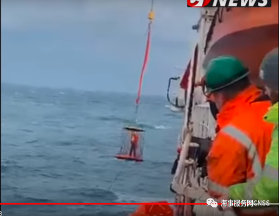 翻沉！老舊貨輪遇上4米大浪后，兩船員身亡...