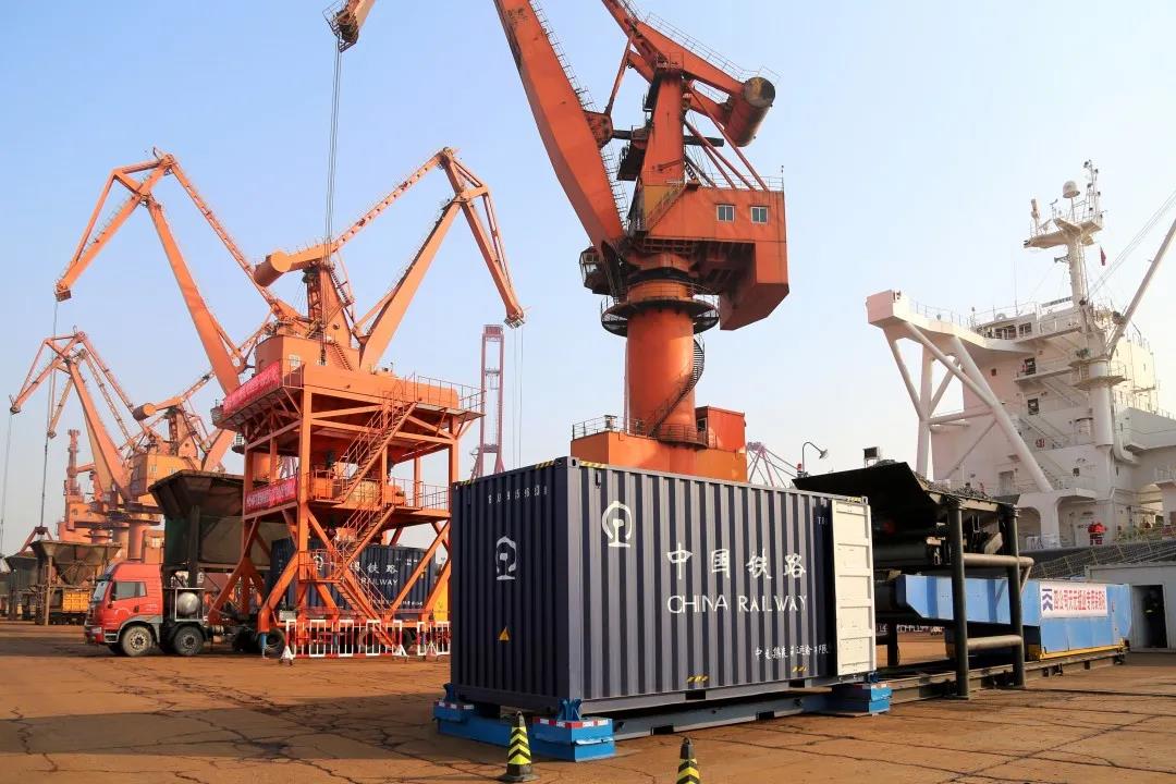 天津港來了一批“散改集”新型直裝設備