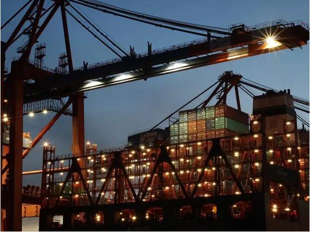 現(xiàn)在開始每一刻, 全球都有500艘船在塞港!... 美國(guó)塞 歐洲塞, 現(xiàn)在輪到新加坡