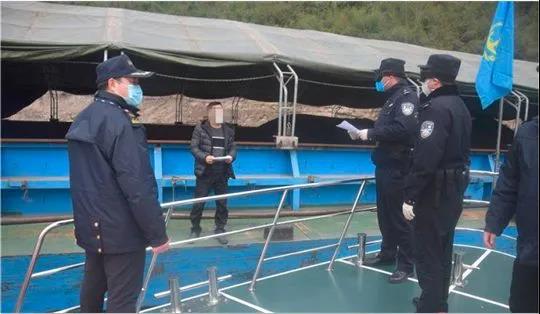 長江錨地船員因發(fā)燒私自下船遭罰，疫情期間如何合規(guī)上下船？