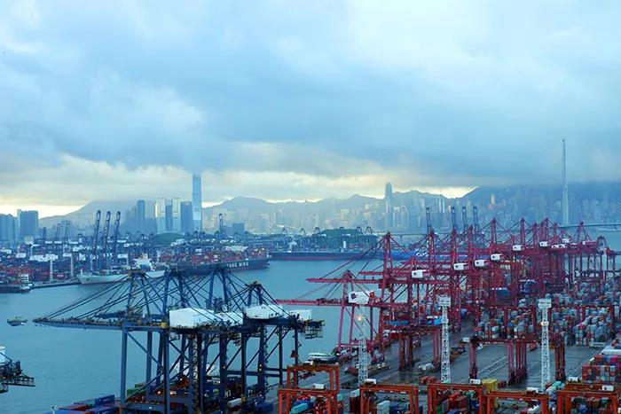 集裝箱短缺、惡劣天氣、貨運(yùn)合同價(jià)格高于去年，促使跨太平洋集裝箱運(yùn)輸正在放緩