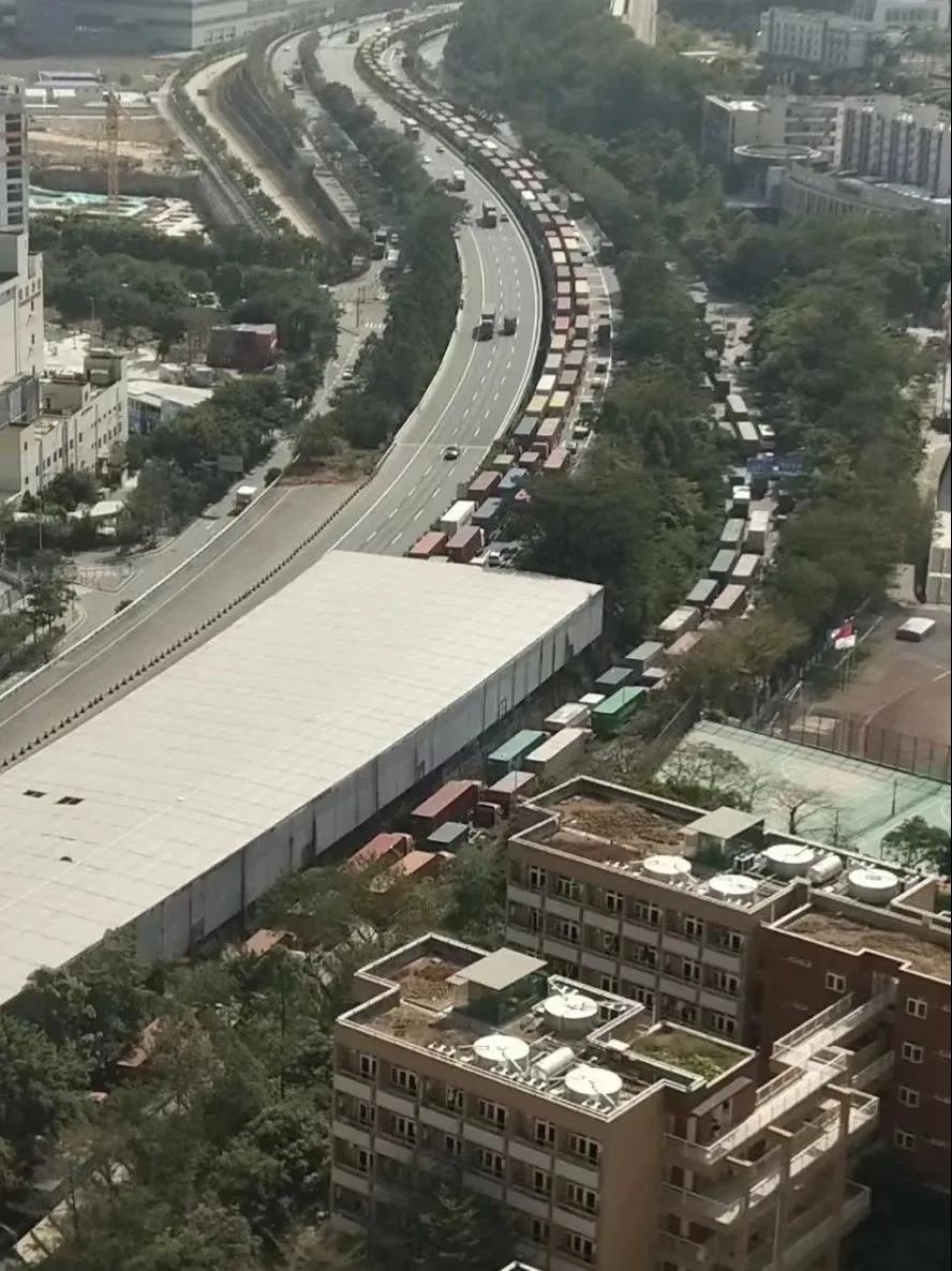 節(jié)前出貨高峰！鹽田碼頭擁堵嚴(yán)重！重柜大量積壓！拖車進(jìn)港通道采取交通管制…