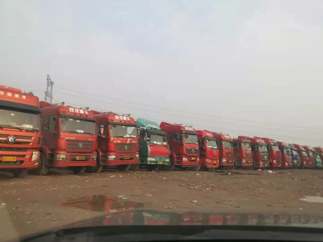 缺箱剛緩解，又沒(méi)人運(yùn)了…集卡司機(jī)提前返鄉(xiāng)過(guò)年，上海港、寧波港集卡運(yùn)力銳減  