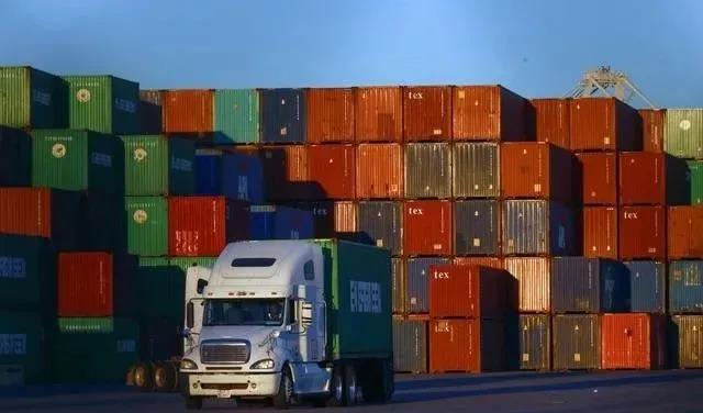 美國狂囤中國貨，洛杉磯/長灘持續(xù)嚴(yán)重?fù)矶卵诱`，碼頭工人和車架嚴(yán)重短缺！