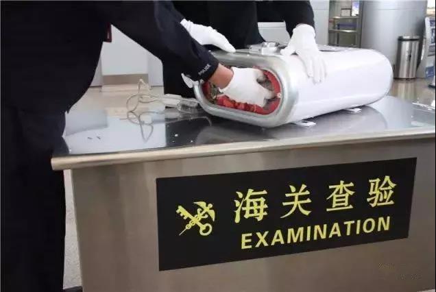 貨物被海關(guān)扣押期間產(chǎn)生的堆存費(fèi)用應(yīng)由誰(shuí)承擔(dān)？