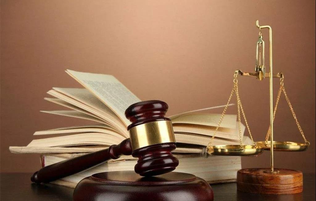 貨物被海關(guān)扣押期間產(chǎn)生的堆存費(fèi)用應(yīng)由誰(shuí)承擔(dān)？