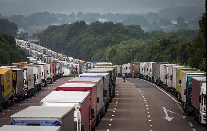 貨車司機拒絕病毒檢測，英國多佛港陷入混亂，易腐貨受損嚴重