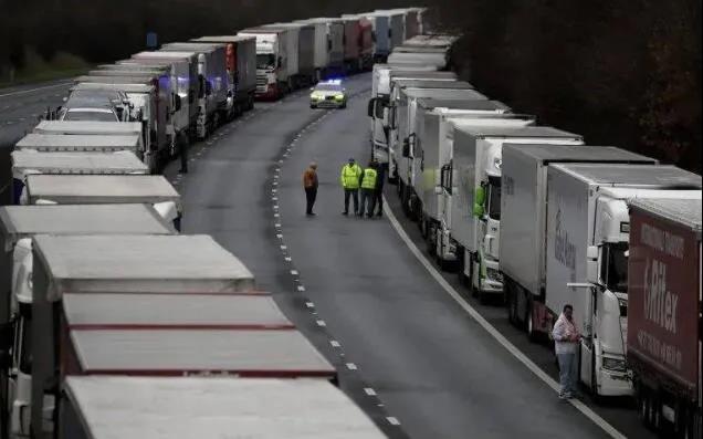 貨車司機拒絕病毒檢測，英國多佛港陷入混亂，易腐貨受損嚴重