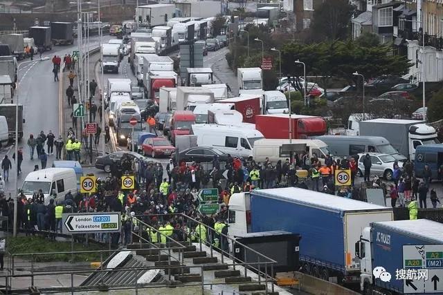 中國暫停往返英國航班，英國多佛港公路仍舊混亂擁堵