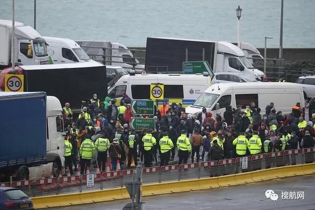 中國暫停往返英國航班，英國多佛港公路仍舊混亂擁堵