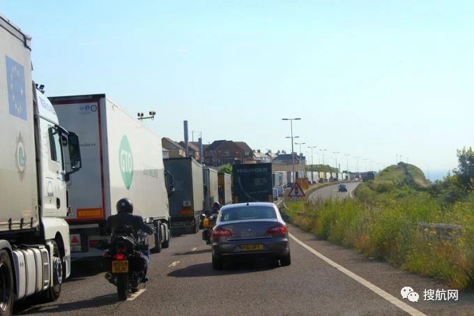 英國成孤島，卡車排隊數(shù)英里，法國切斷港口聯(lián)系，多國家關(guān)閉與英國的邊境