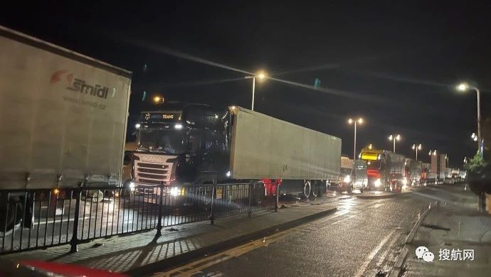 英國成孤島，卡車排隊數(shù)英里，法國切斷港口聯(lián)系，多國家關(guān)閉與英國的邊境