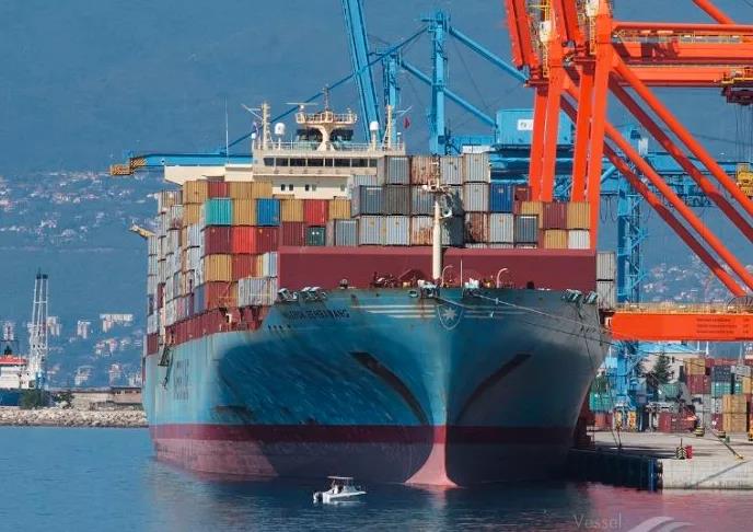 港口嚴(yán)重?fù)矶?，卡車排?duì)數(shù)公里！各大船公司取消樞紐港靠泊，港口貨運(yùn)量暴跌！