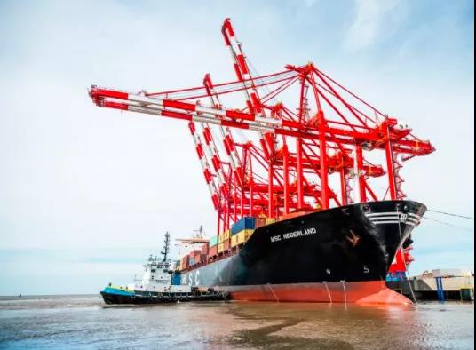 港口嚴(yán)重?fù)矶拢ㄜ嚺抨?duì)數(shù)公里！各大船公司取消樞紐港靠泊，港口貨運(yùn)量暴跌！